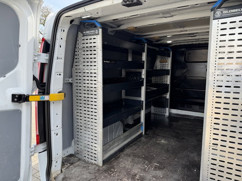 Ford Transit Custom 300 2.0 TDCI 130pk L2H1 Trend / vaste prijs rijklaar € 17.950 ex btw / ingerichte laadruimte / euro 6 / bpm vrij / trekhaak 2800 kg / airco / cruise / navigatie / camera !