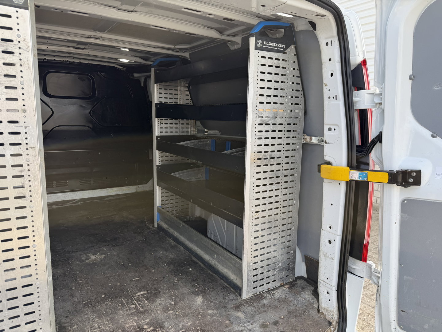 Ford Transit Custom 300 2.0 TDCI 130pk L2H1 Trend / vaste prijs rijklaar € 17.950 ex btw / ingerichte laadruimte / euro 6 / bpm vrij / trekhaak 2800 kg / airco / cruise / navigatie / camera !