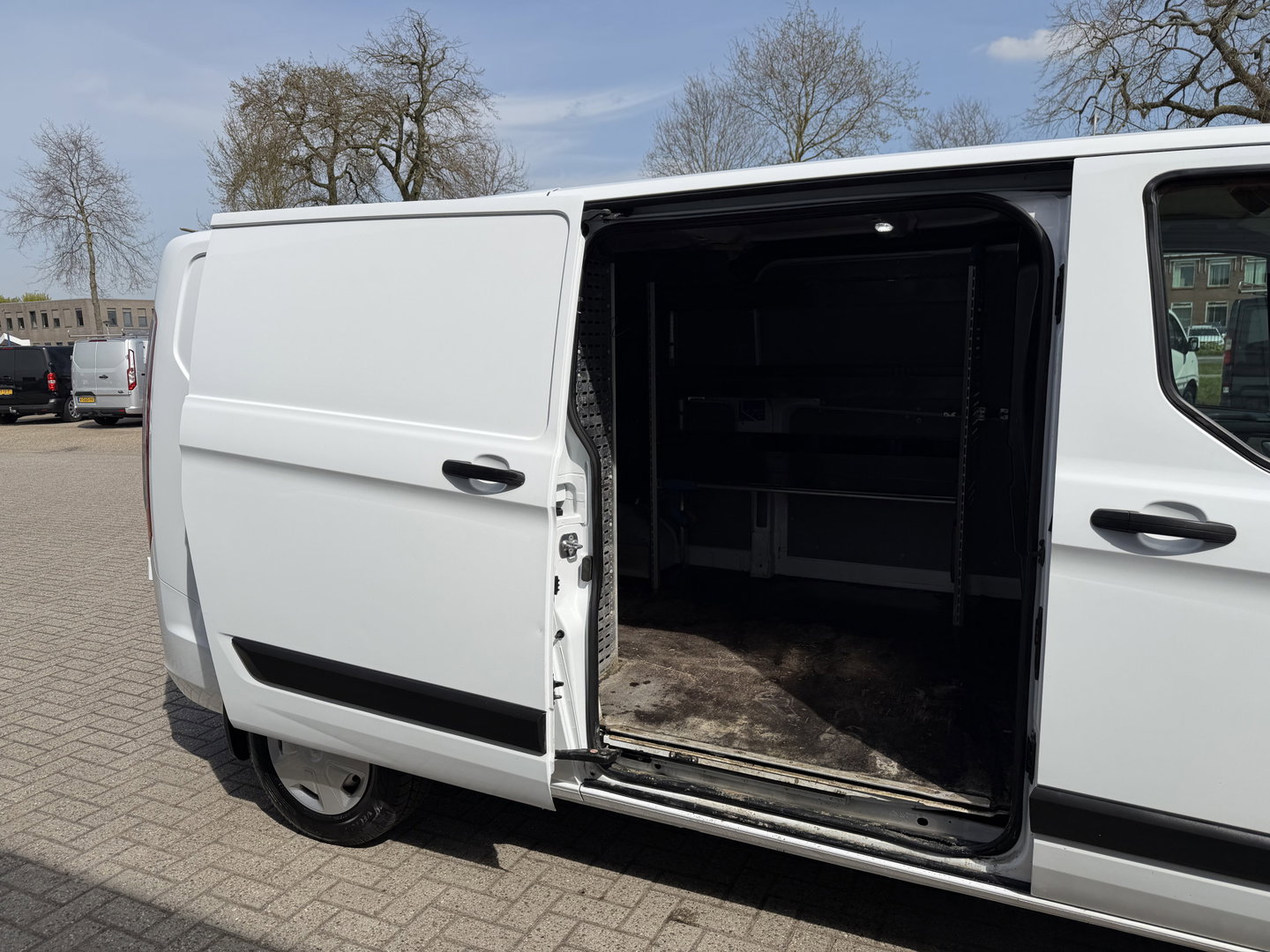 Ford Transit Custom 300 2.0 TDCI 130pk L2H1 Trend / vaste prijs rijklaar € 17.950 ex btw / ingerichte laadruimte / euro 6 / bpm vrij / trekhaak 2800 kg / airco / cruise / navigatie / camera !