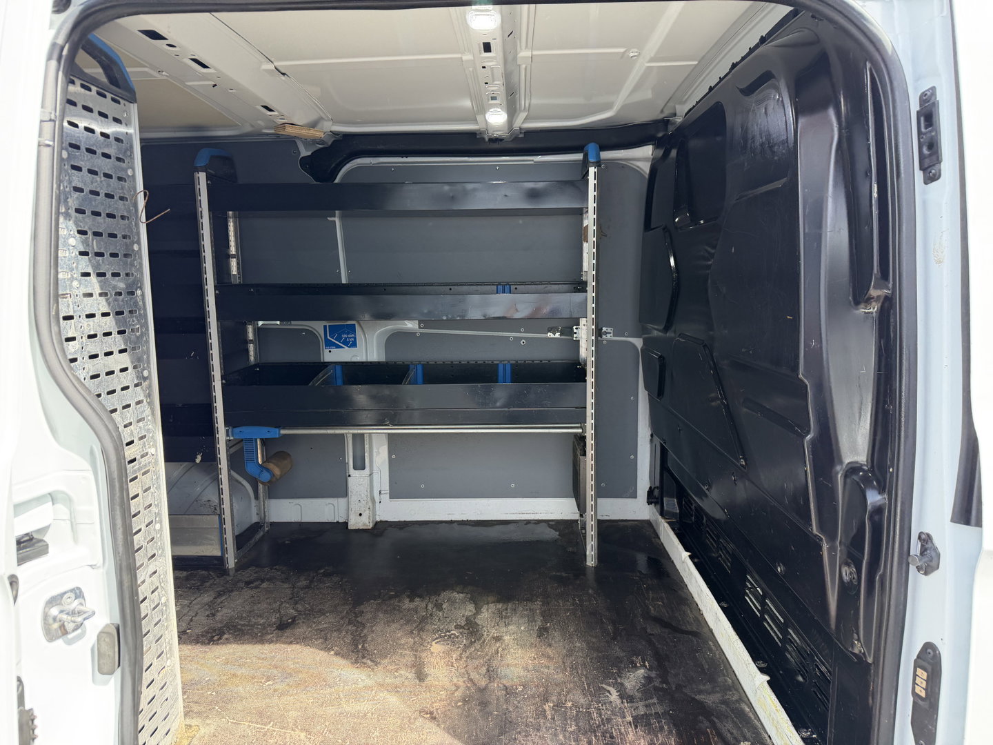 Ford Transit Custom 300 2.0 TDCI 130pk L2H1 Trend / vaste prijs rijklaar € 17.950 ex btw / ingerichte laadruimte / euro 6 / bpm vrij / trekhaak 2800 kg / airco / cruise / navigatie / camera !