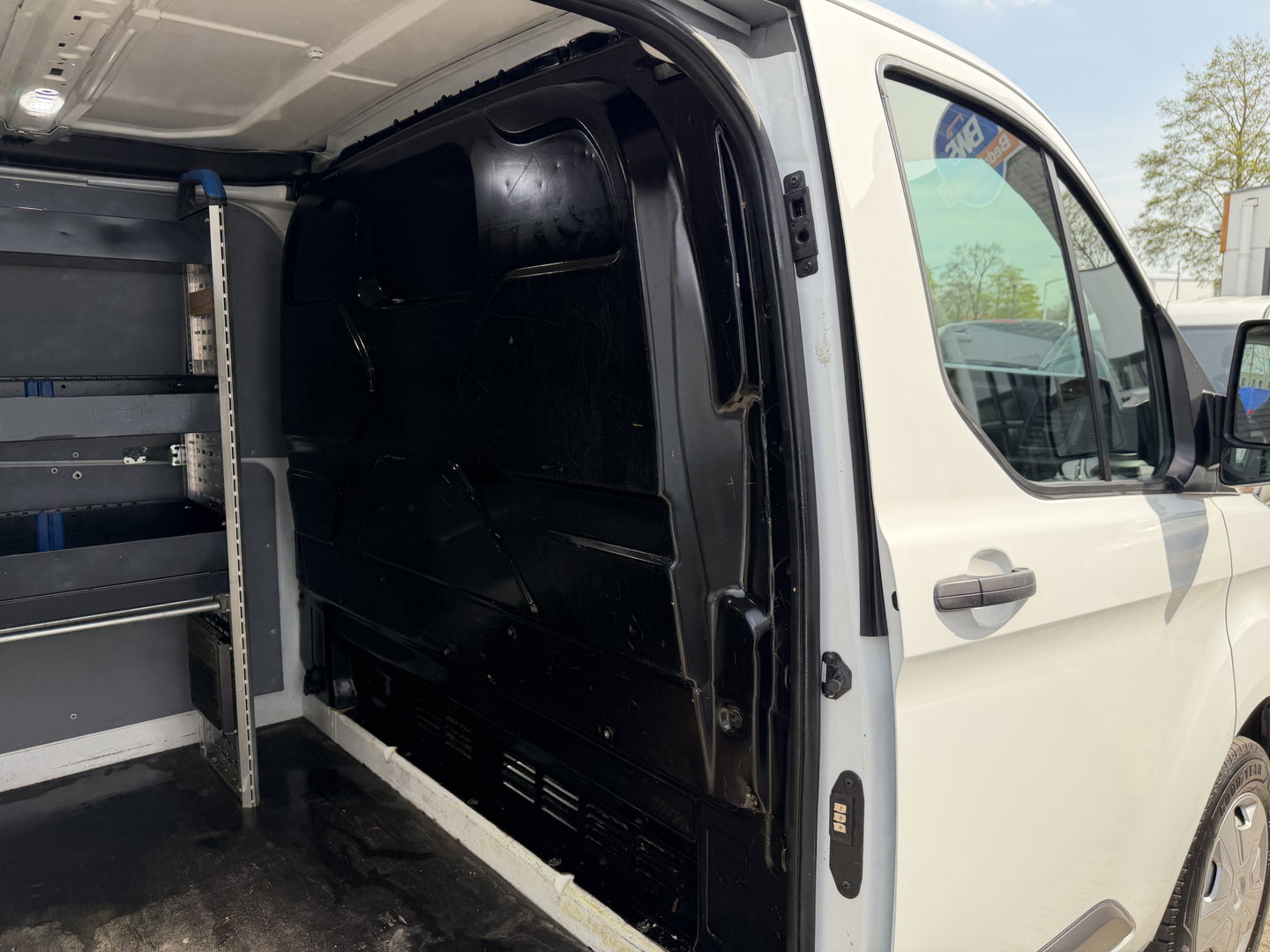 Ford Transit Custom 300 2.0 TDCI 130pk L2H1 Trend / vaste prijs rijklaar € 17.950 ex btw / ingerichte laadruimte / euro 6 / bpm vrij / trekhaak 2800 kg / airco / cruise / navigatie / camera !