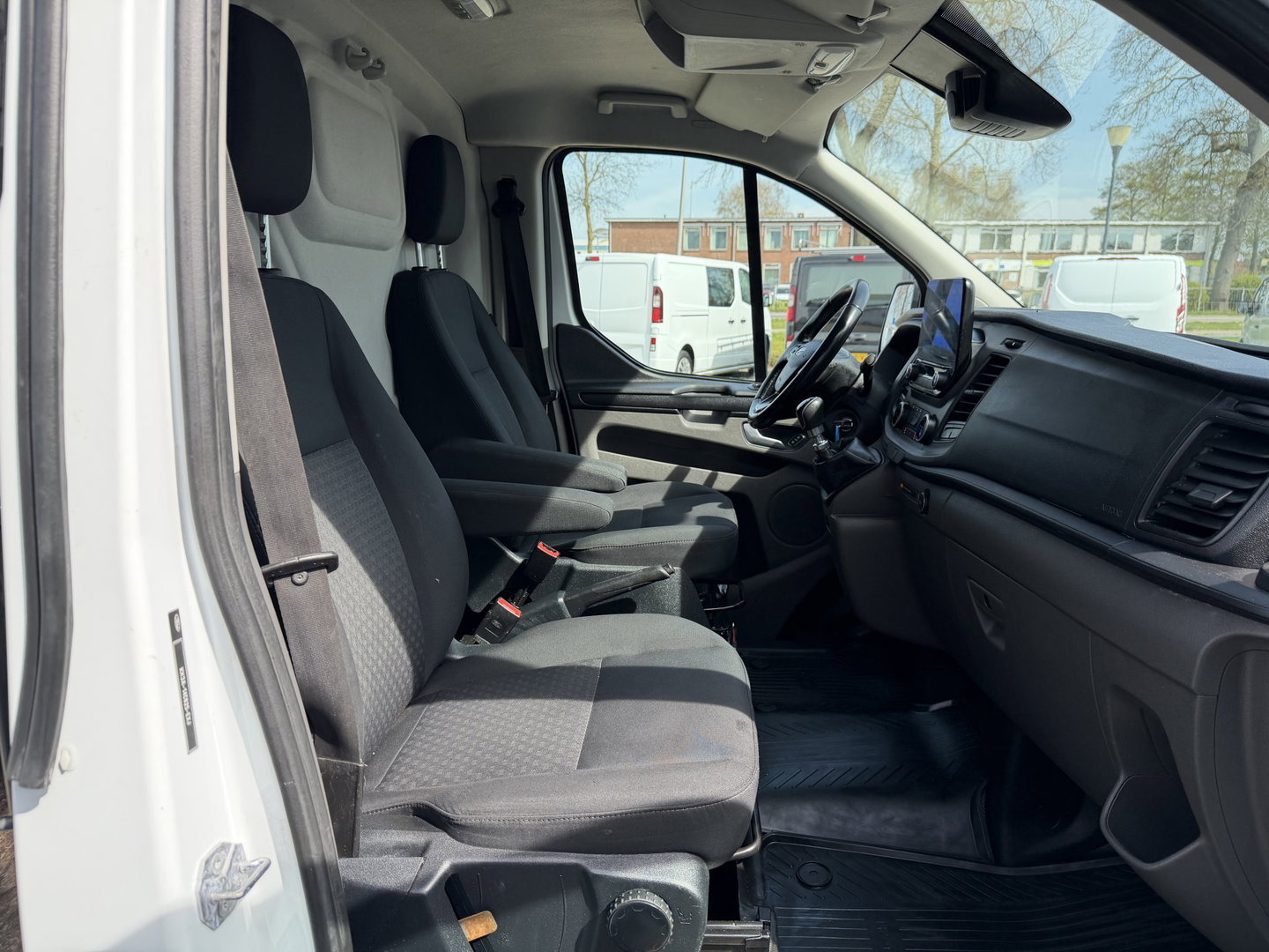 Ford Transit Custom 300 2.0 TDCI 130pk L2H1 Trend / vaste prijs rijklaar € 17.950 ex btw / ingerichte laadruimte / euro 6 / bpm vrij / trekhaak 2800 kg / airco / cruise / navigatie / camera !
