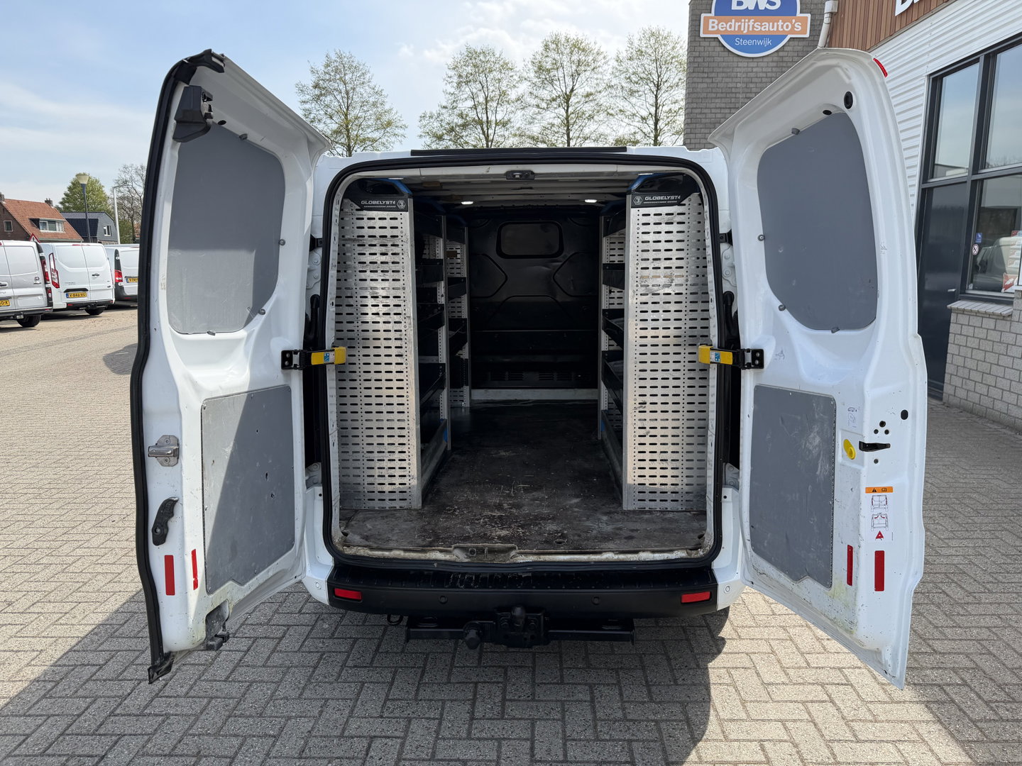 Ford Transit Custom 300 2.0 TDCI 130pk L2H1 Trend / vaste prijs rijklaar € 17.950 ex btw / ingerichte laadruimte / euro 6 / bpm vrij / trekhaak 2800 kg / airco / cruise / navigatie / camera !