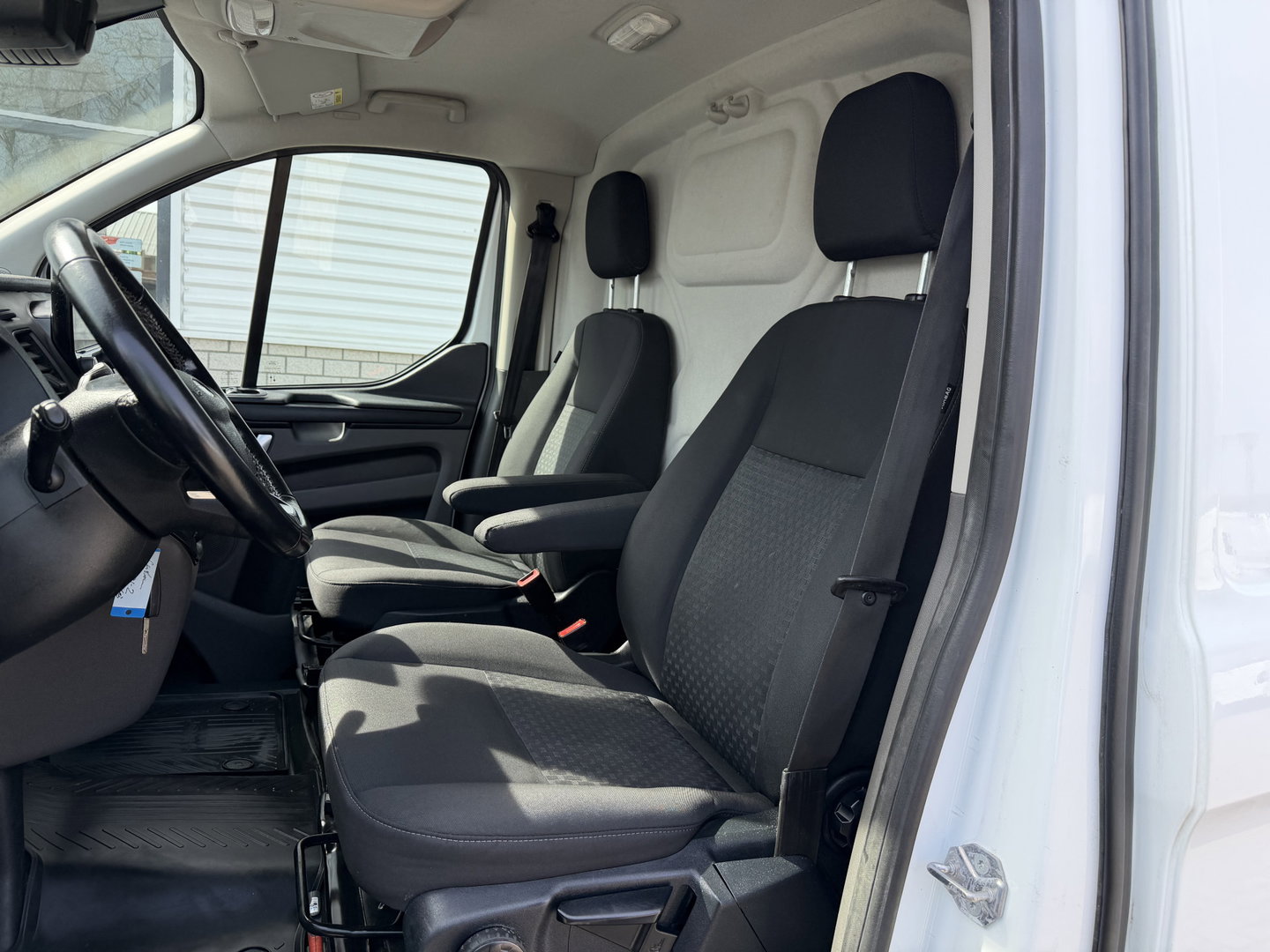 Ford Transit Custom 300 2.0 TDCI 130pk L2H1 Trend / vaste prijs rijklaar € 17.950 ex btw / ingerichte laadruimte / euro 6 / bpm vrij / trekhaak 2800 kg / airco / cruise / navigatie / camera !