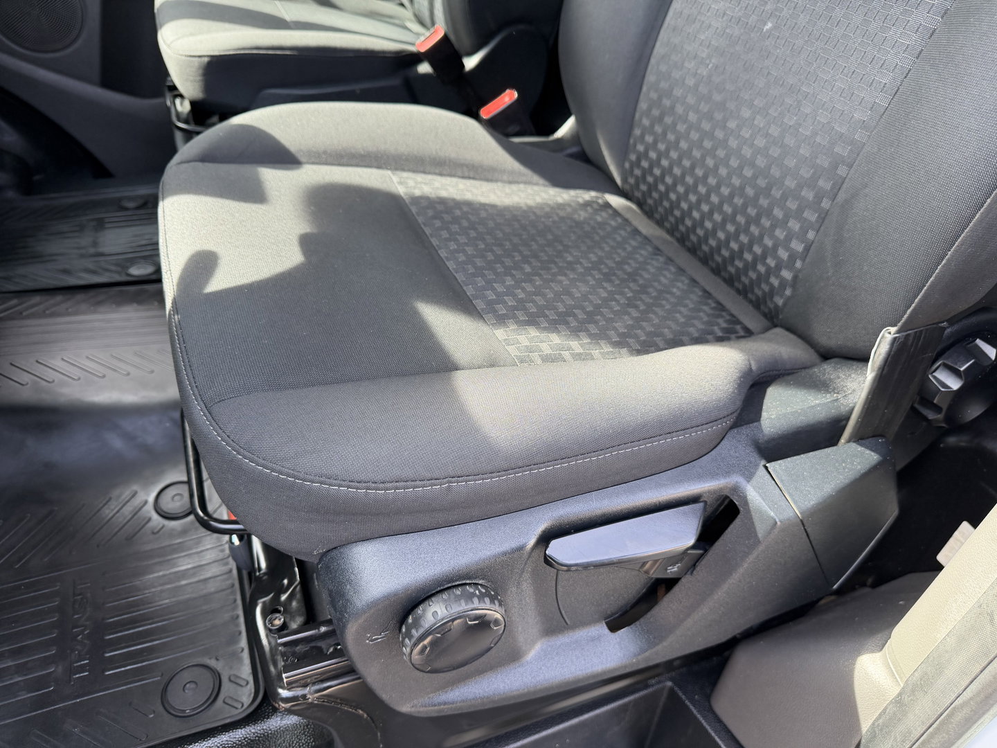 Ford Transit Custom 300 2.0 TDCI 130pk L2H1 Trend / vaste prijs rijklaar € 17.950 ex btw / ingerichte laadruimte / euro 6 / bpm vrij / trekhaak 2800 kg / airco / cruise / navigatie / camera !