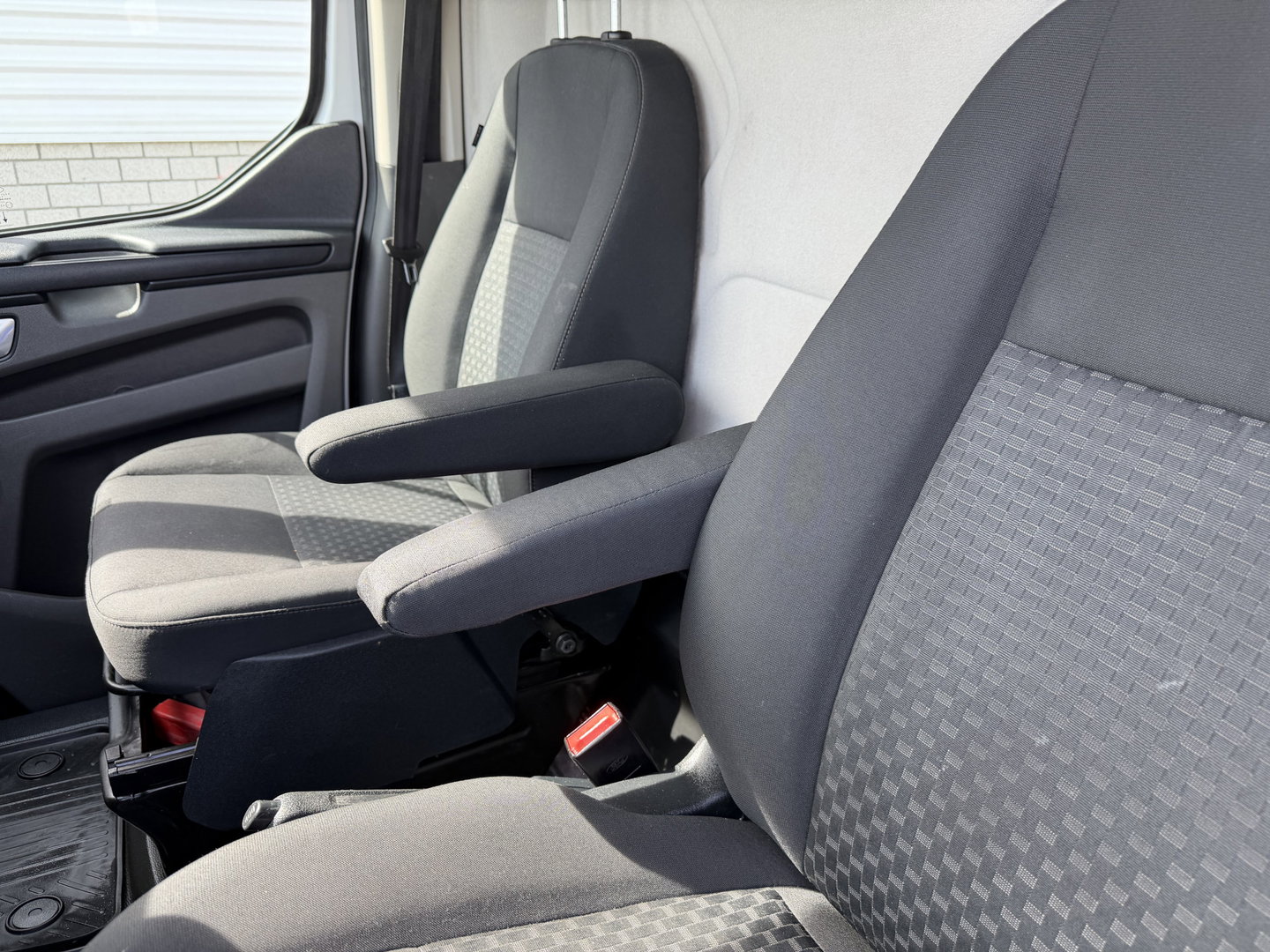 Ford Transit Custom 300 2.0 TDCI 130pk L2H1 Trend / vaste prijs rijklaar € 17.950 ex btw / ingerichte laadruimte / euro 6 / bpm vrij / trekhaak 2800 kg / airco / cruise / navigatie / camera !