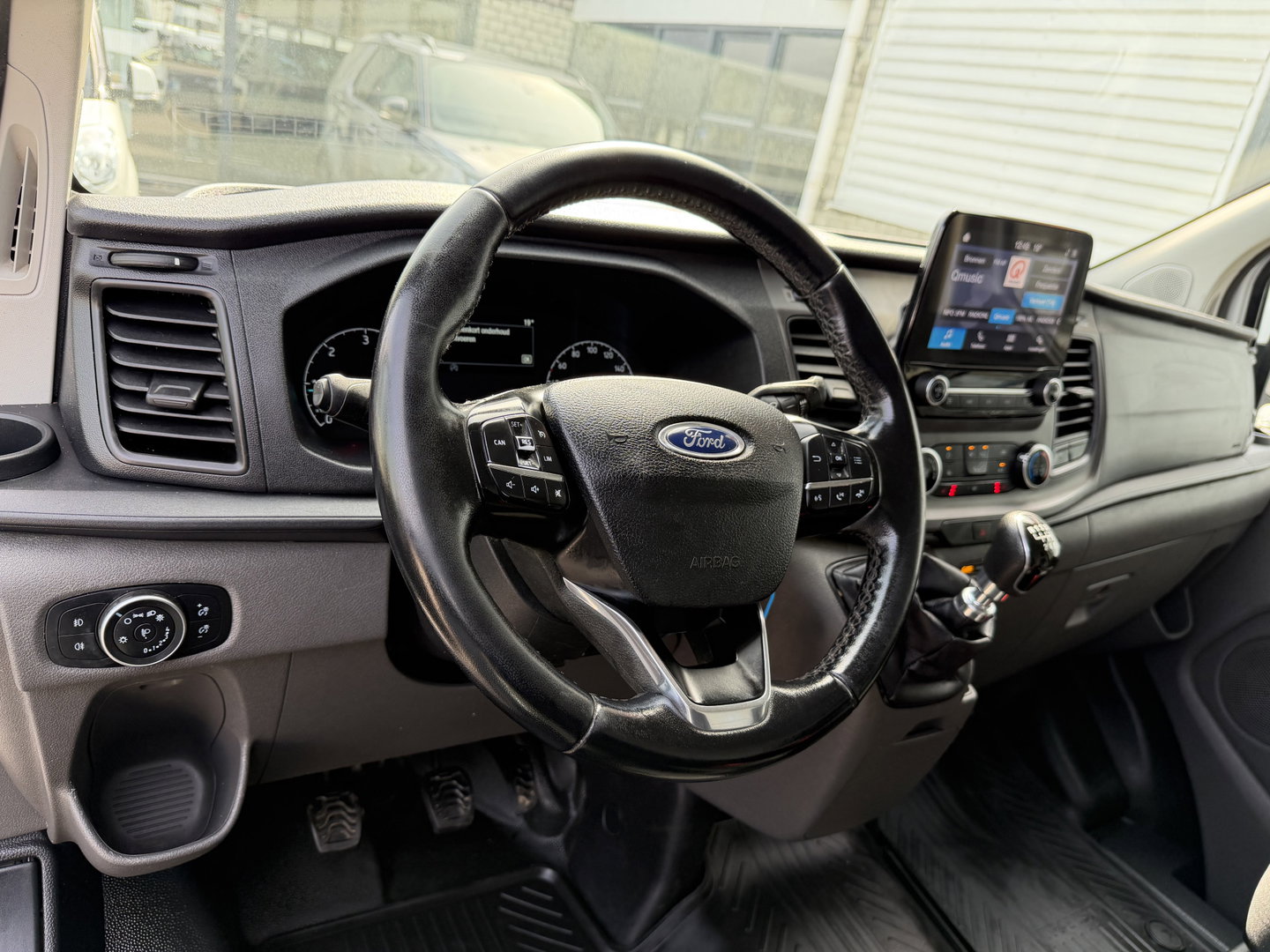 Ford Transit Custom 300 2.0 TDCI 130pk L2H1 Trend / vaste prijs rijklaar € 17.950 ex btw / ingerichte laadruimte / euro 6 / bpm vrij / trekhaak 2800 kg / airco / cruise / navigatie / camera !