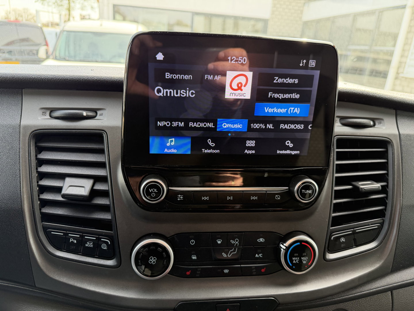 Ford Transit Custom 300 2.0 TDCI 130pk L2H1 Trend / vaste prijs rijklaar € 17.950 ex btw / ingerichte laadruimte / euro 6 / bpm vrij / trekhaak 2800 kg / airco / cruise / navigatie / camera !