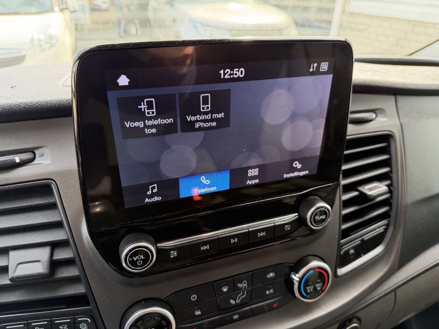 Ford Transit Custom 300 2.0 TDCI 130pk L2H1 Trend / vaste prijs rijklaar € 17.950 ex btw / ingerichte laadruimte / euro 6 / bpm vrij / trekhaak 2800 kg / airco / cruise / navigatie / camera !