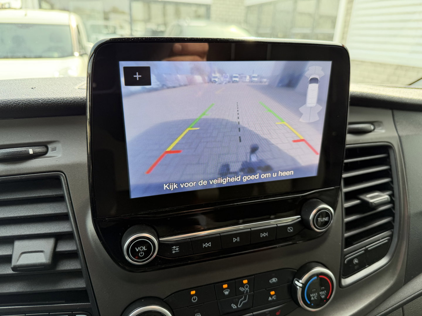 Ford Transit Custom 300 2.0 TDCI 130pk L2H1 Trend / vaste prijs rijklaar € 17.950 ex btw / ingerichte laadruimte / euro 6 / bpm vrij / trekhaak 2800 kg / airco / cruise / navigatie / camera !