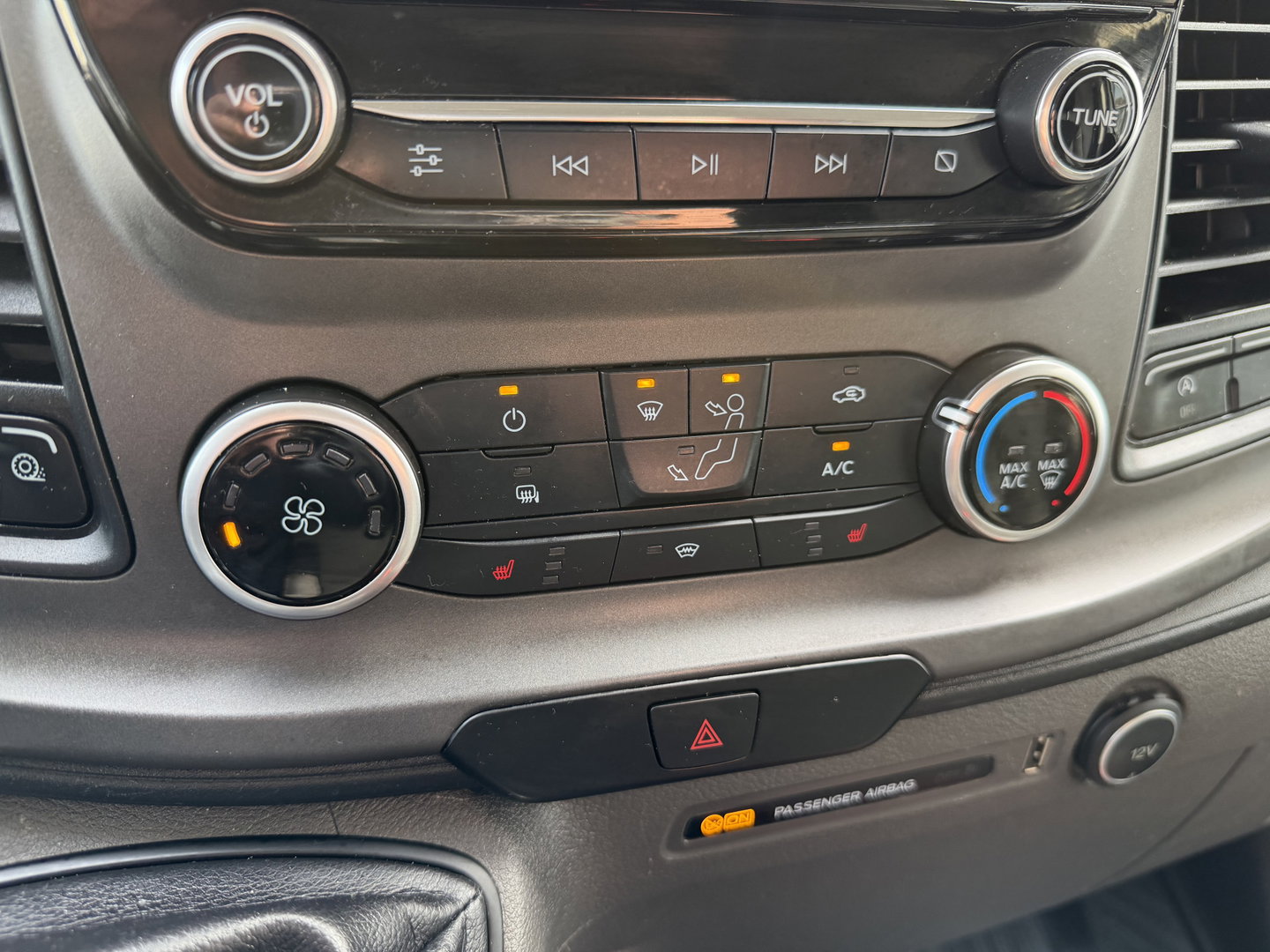 Ford Transit Custom 300 2.0 TDCI 130pk L2H1 Trend / vaste prijs rijklaar € 17.950 ex btw / ingerichte laadruimte / euro 6 / bpm vrij / trekhaak 2800 kg / airco / cruise / navigatie / camera !