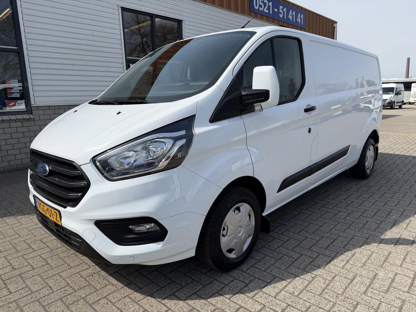 Ford Transit Custom 300 2.0 TDCI 130pk L2H1 Trend / vaste prijs rijklaar € 17.950 ex btw / ingerichte laadruimte / euro 6 / bpm vrij / trekhaak 2800 kg / airco / cruise / navigatie / camera !
