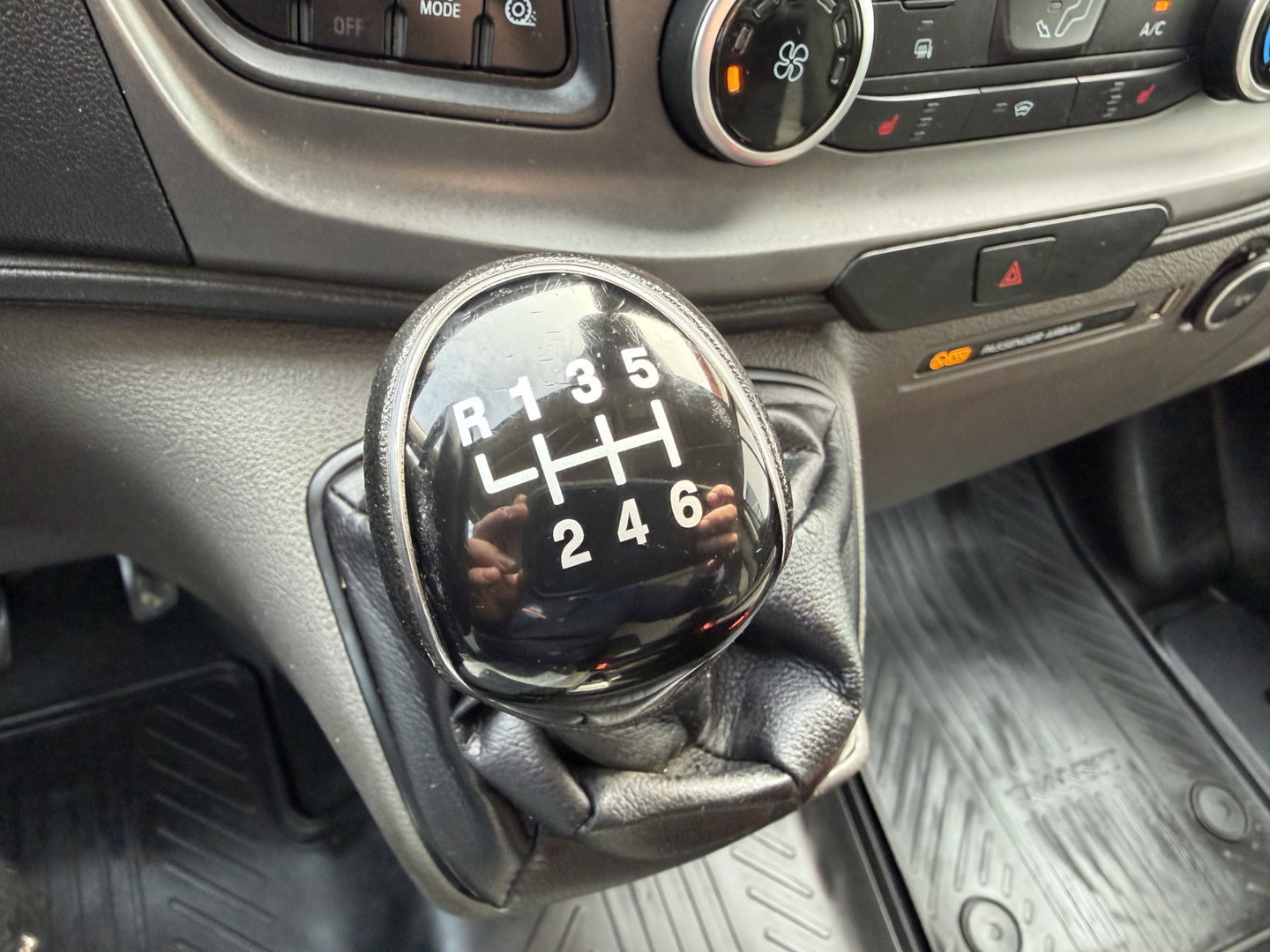 Ford Transit Custom 300 2.0 TDCI 130pk L2H1 Trend / vaste prijs rijklaar € 17.950 ex btw / ingerichte laadruimte / euro 6 / bpm vrij / trekhaak 2800 kg / airco / cruise / navigatie / camera !