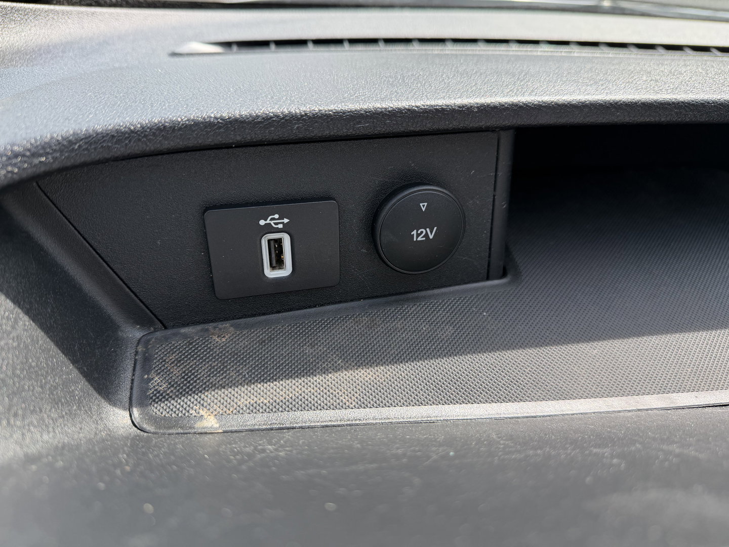 Ford Transit Custom 300 2.0 TDCI 130pk L2H1 Trend / vaste prijs rijklaar € 17.950 ex btw / ingerichte laadruimte / euro 6 / bpm vrij / trekhaak 2800 kg / airco / cruise / navigatie / camera !