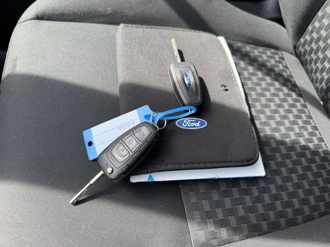 Ford Transit Custom 300 2.0 TDCI 130pk L2H1 Trend / vaste prijs rijklaar € 17.950 ex btw / ingerichte laadruimte / euro 6 / bpm vrij / trekhaak 2800 kg / airco / cruise / navigatie / camera !