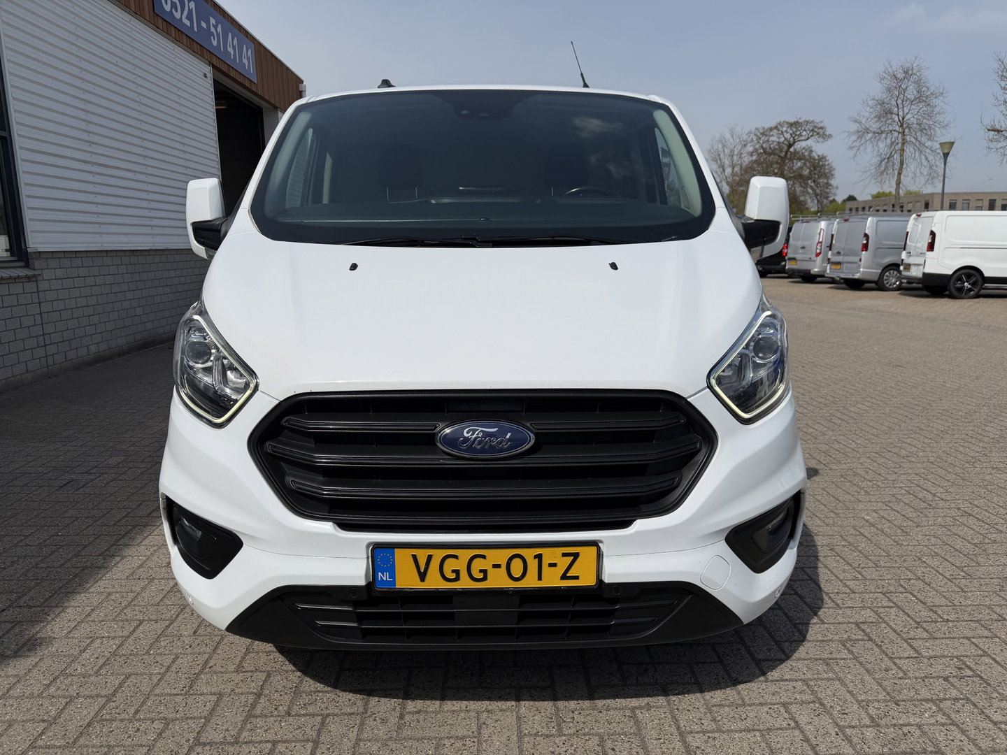 Ford Transit Custom 300 2.0 TDCI 130pk L2H1 Trend / vaste prijs rijklaar € 17.950 ex btw / ingerichte laadruimte / euro 6 / bpm vrij / trekhaak 2800 kg / airco / cruise / navigatie / camera !