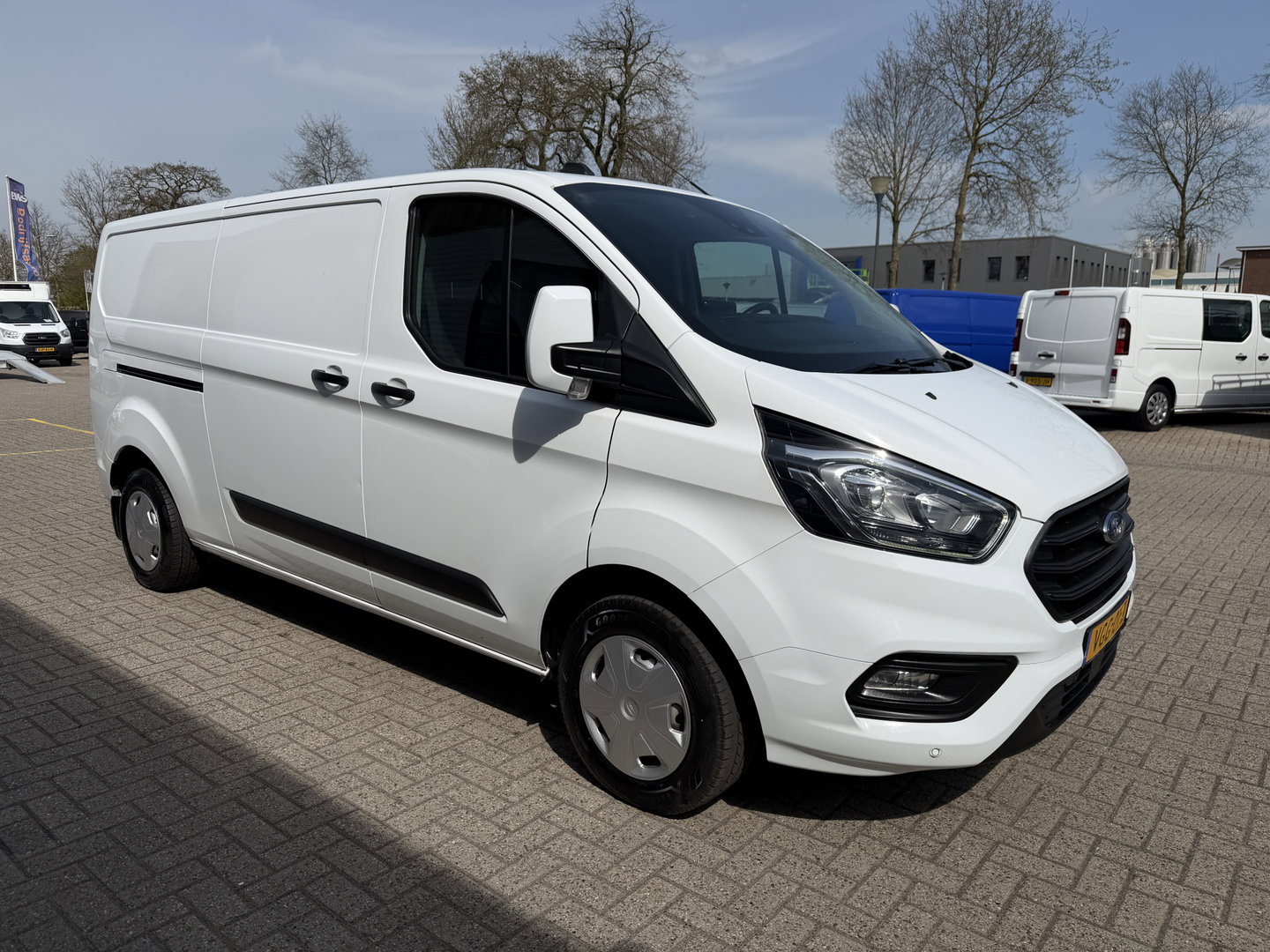 Ford Transit Custom 300 2.0 TDCI 130pk L2H1 Trend / vaste prijs rijklaar € 17.950 ex btw / ingerichte laadruimte / euro 6 / bpm vrij / trekhaak 2800 kg / airco / cruise / navigatie / camera !