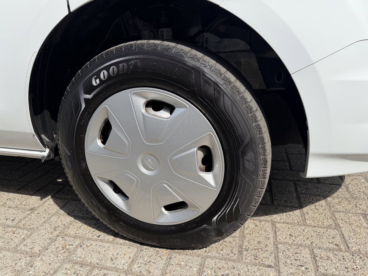 Ford Transit Custom 300 2.0 TDCI 130pk L2H1 Trend / vaste prijs rijklaar € 17.950 ex btw / ingerichte laadruimte / euro 6 / bpm vrij / trekhaak 2800 kg / airco / cruise / navigatie / camera !