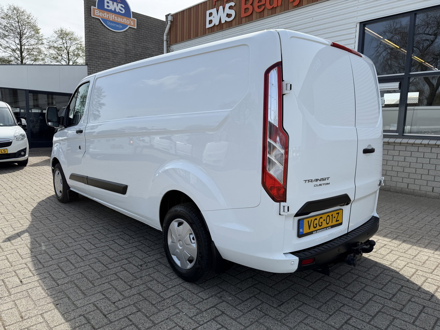 Ford Transit Custom 300 2.0 TDCI 130pk L2H1 Trend / vaste prijs rijklaar € 17.950 ex btw / ingerichte laadruimte / euro 6 / bpm vrij / trekhaak 2800 kg / airco / cruise / navigatie / camera !
