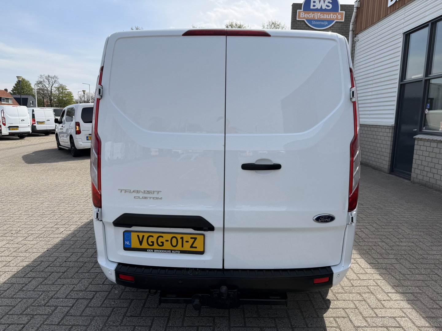 Ford Transit Custom 300 2.0 TDCI 130pk L2H1 Trend / vaste prijs rijklaar € 17.950 ex btw / ingerichte laadruimte / euro 6 / bpm vrij / trekhaak 2800 kg / airco / cruise / navigatie / camera !