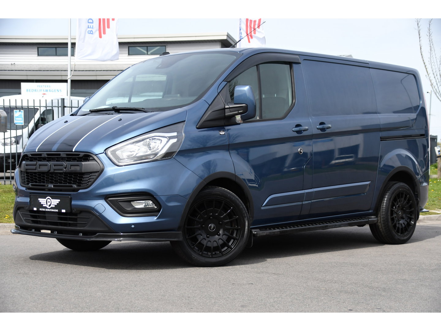 Ford Transit Custom 2.0 TDCI L1H1 Sport Edition Camera, Cruise, Carplay, 130pk, Sensoren, Trekhaak, Leder, LED, 2 x Schuifdeur, Stoelverwarming, Uniek!