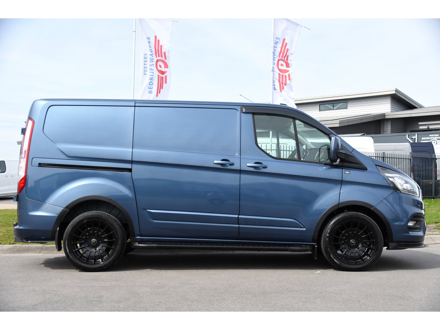 Ford Transit Custom 2.0 TDCI L1H1 Sport Edition Camera, Cruise, Carplay, 130pk, Sensoren, Trekhaak, Leder, LED, 2 x Schuifdeur, Stoelverwarming, Uniek!