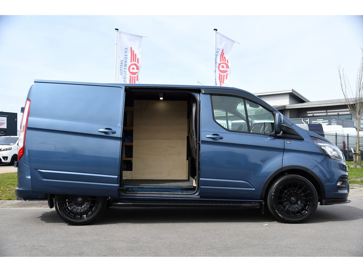 Ford Transit Custom 2.0 TDCI L1H1 Sport Edition Camera, Cruise, Carplay, 130pk, Sensoren, Trekhaak, Leder, LED, 2 x Schuifdeur, Stoelverwarming, Uniek!