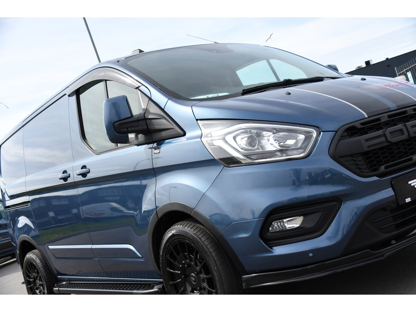 Ford Transit Custom 2.0 TDCI L1H1 Sport Edition Camera, Cruise, Carplay, 130pk, Sensoren, Trekhaak, Leder, LED, 2 x Schuifdeur, Stoelverwarming, Uniek!