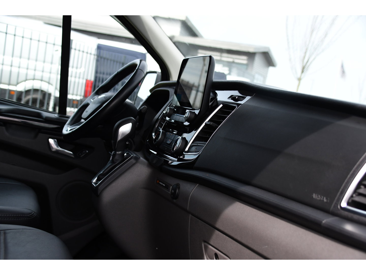 Ford Transit Custom 2.0 TDCI L1H1 Sport Edition Camera, Cruise, Carplay, 130pk, Sensoren, Trekhaak, Leder, LED, 2 x Schuifdeur, Stoelverwarming, Uniek!