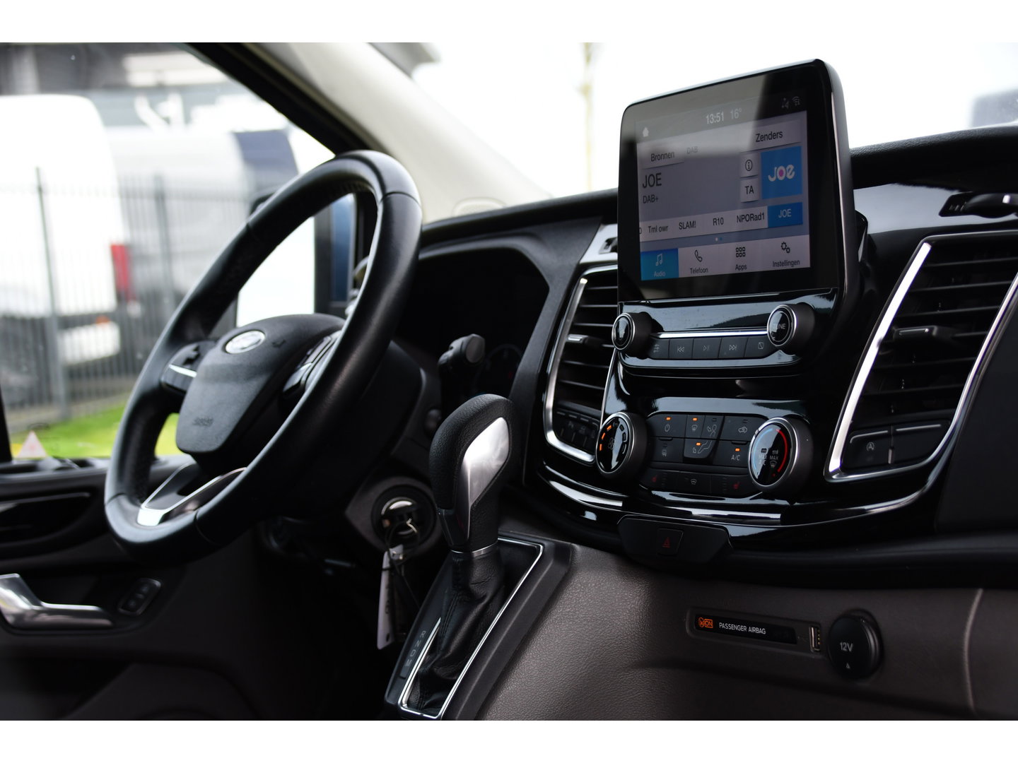 Ford Transit Custom 2.0 TDCI L1H1 Sport Edition Camera, Cruise, Carplay, 130pk, Sensoren, Trekhaak, Leder, LED, 2 x Schuifdeur, Stoelverwarming, Uniek!