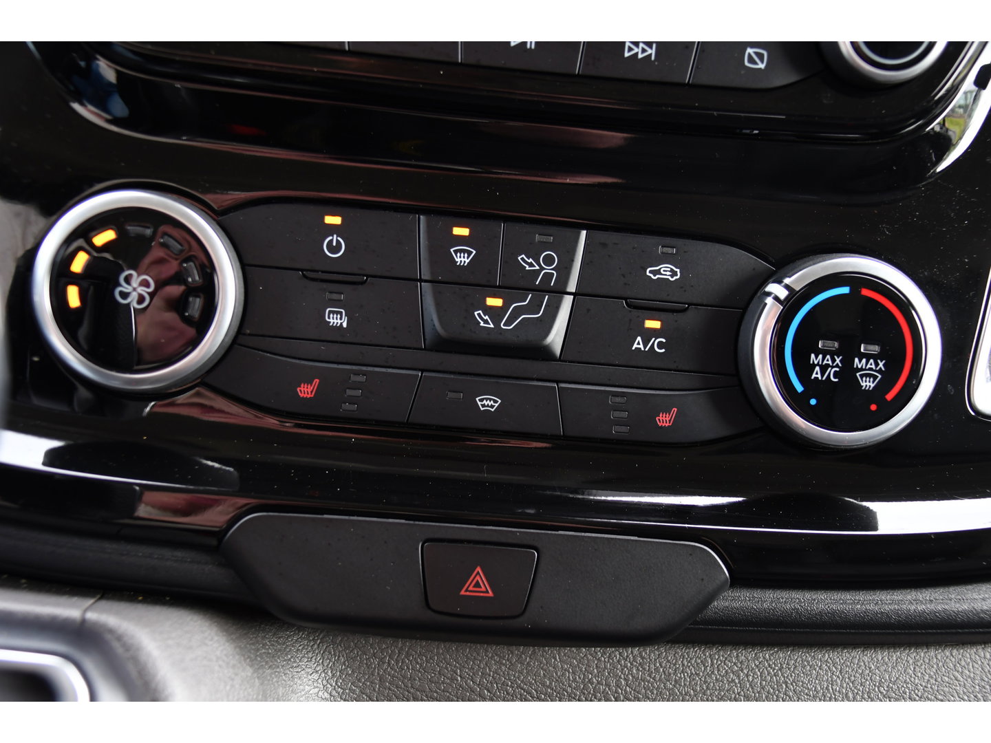 Ford Transit Custom 2.0 TDCI L1H1 Sport Edition Camera, Cruise, Carplay, 130pk, Sensoren, Trekhaak, Leder, LED, 2 x Schuifdeur, Stoelverwarming, Uniek!