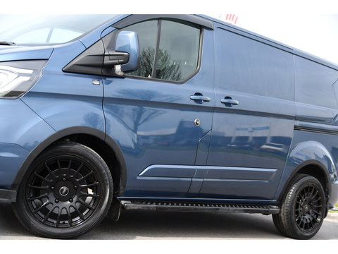 Ford Transit Custom 2.0 TDCI L1H1 Sport Edition Camera, Cruise, Carplay, 130pk, Sensoren, Trekhaak, Leder, LED, 2 x Schuifdeur, Stoelverwarming, Uniek!