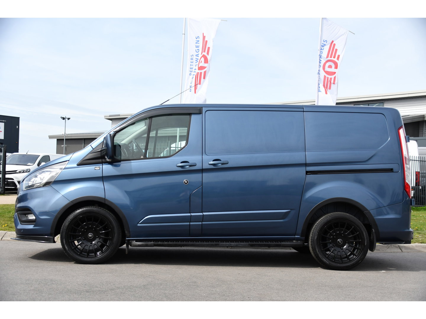 Ford Transit Custom 2.0 TDCI L1H1 Sport Edition Camera, Cruise, Carplay, 130pk, Sensoren, Trekhaak, Leder, LED, 2 x Schuifdeur, Stoelverwarming, Uniek!