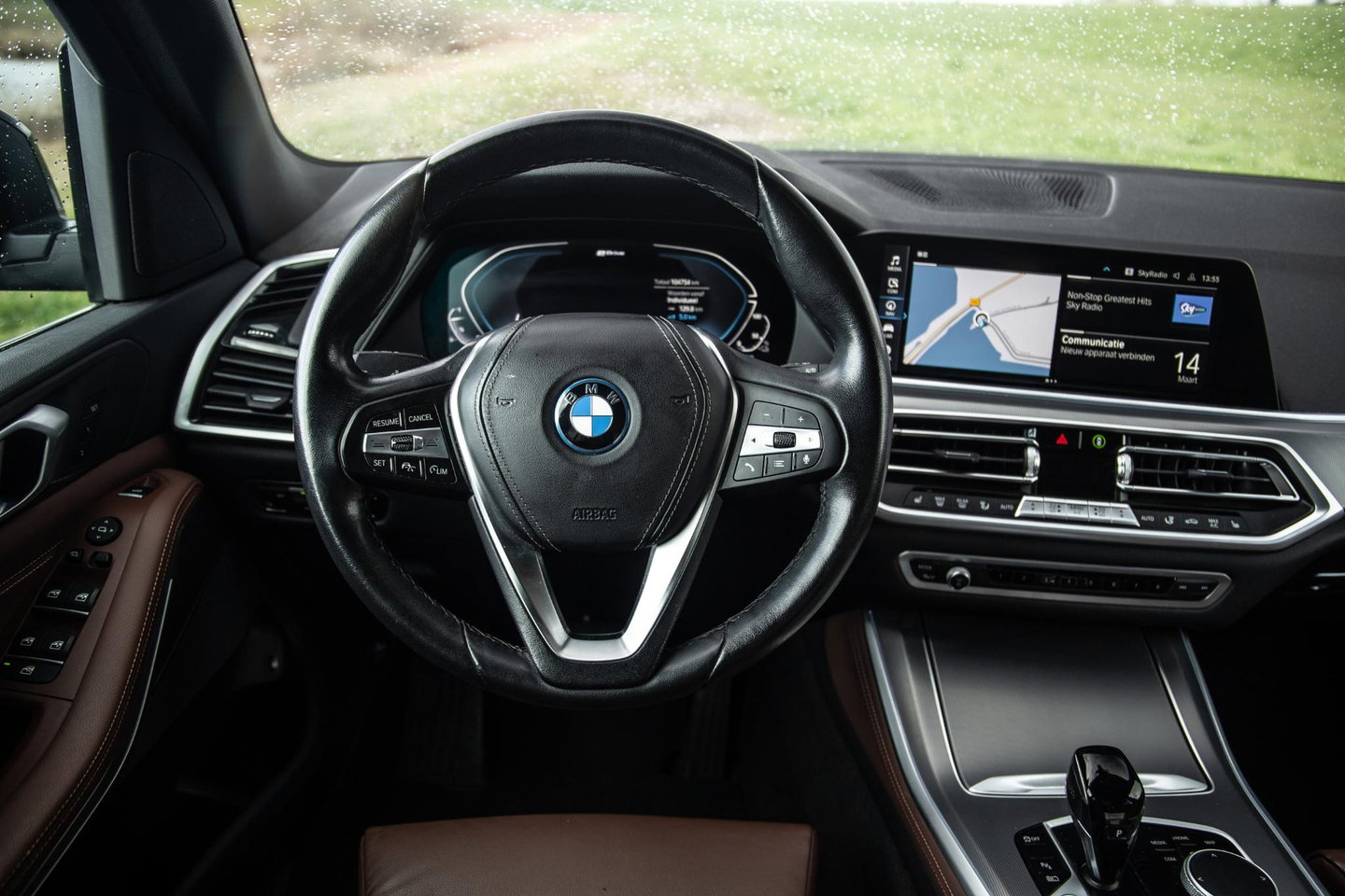 BMW X5 xDrive45e High Executive CARPLAY / CAMERA / DEALER ONDERHOUDEN / BRUIN LEER / STOELVERWARMING