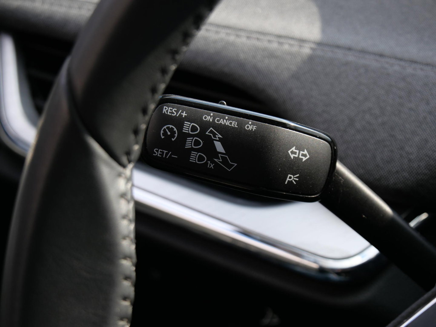 Škoda Enyaq iV 60/ WARMTEPOMP/ TREKHAAK/ COMFORT PACK/ CLIMATE PACK/ PARKEER PACK/ SOH 92%