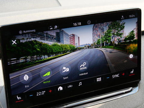 Škoda Enyaq iV 60/ WARMTEPOMP/ TREKHAAK/ COMFORT PACK/ CLIMATE PACK/ PARKEER PACK/ SOH 92%