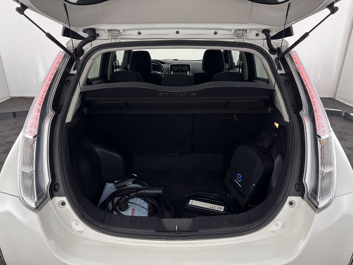 Nissan Leaf Acenta 30 kWh (INCL-BTW) *HEATPUMP | NAVI-FULLMAP | MICROFIBRE | DAB | CAMERA | DIGI-COCKPIT | KEYLESS | CRUISE | DIGI-COCKPIT | HEATED-COMFORTSEATS | PRIVACYGLASS | KEYLESS | 16"ALU*