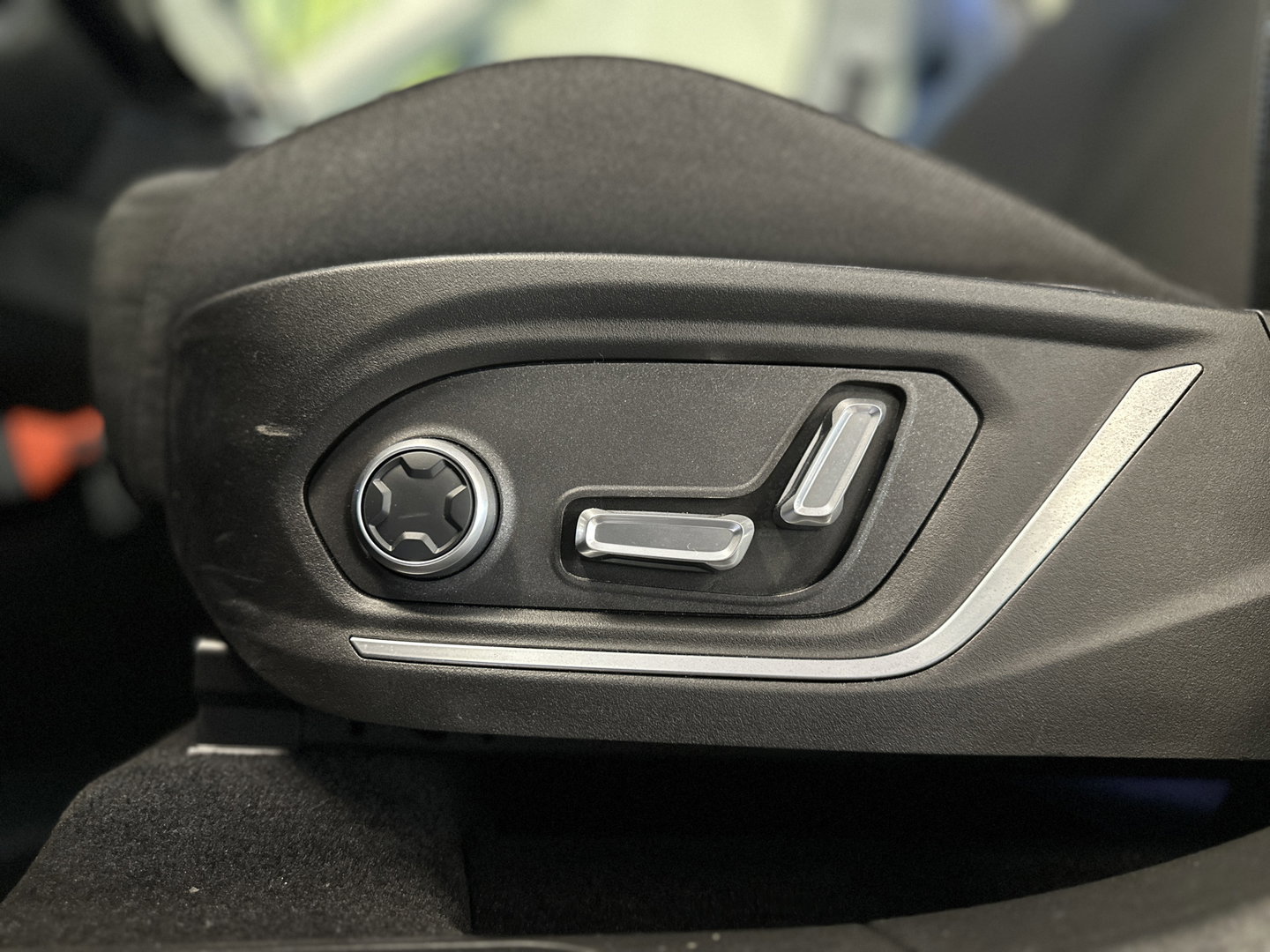 Lynk & Co 01 1.5 | Panoramadak | Zwarte hemel | Stuurwielverwarming | Trekhaak | Adaptive Cruise Control | Keyless | Elektrische Bestuurdersstoel + Geheugen | Parkeersensoren | Apple Carplay | Andro