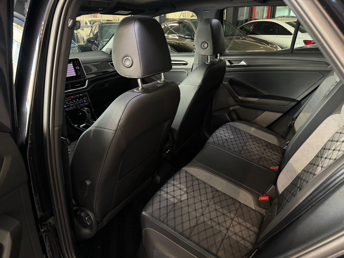 Volkswagen T-Roc 1.5 TSI R-Line Pano|Keyless|IQ|Sfeer|Camera