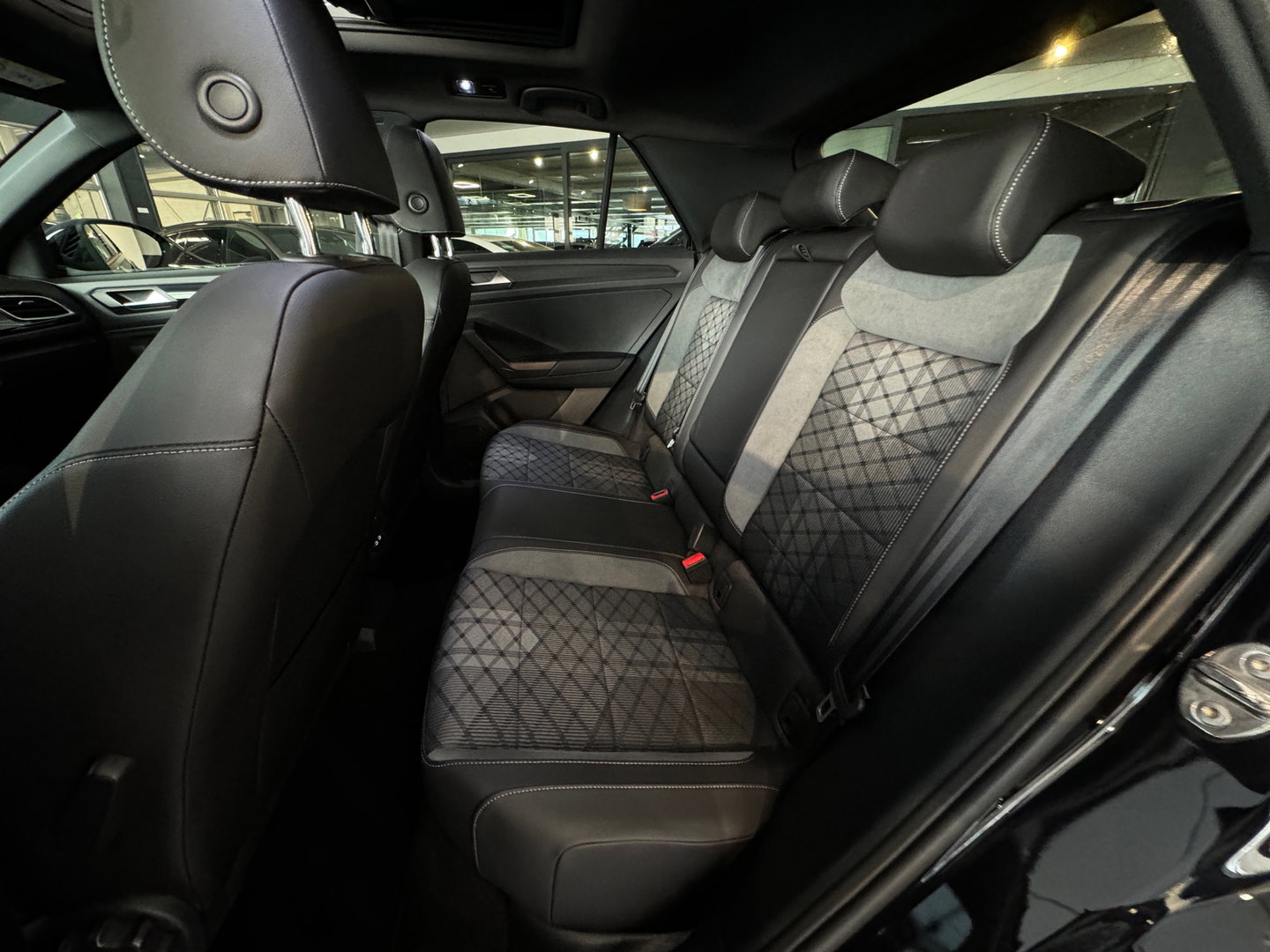 Volkswagen T-Roc 1.5 TSI R-Line Pano|Keyless|IQ|Sfeer|Camera