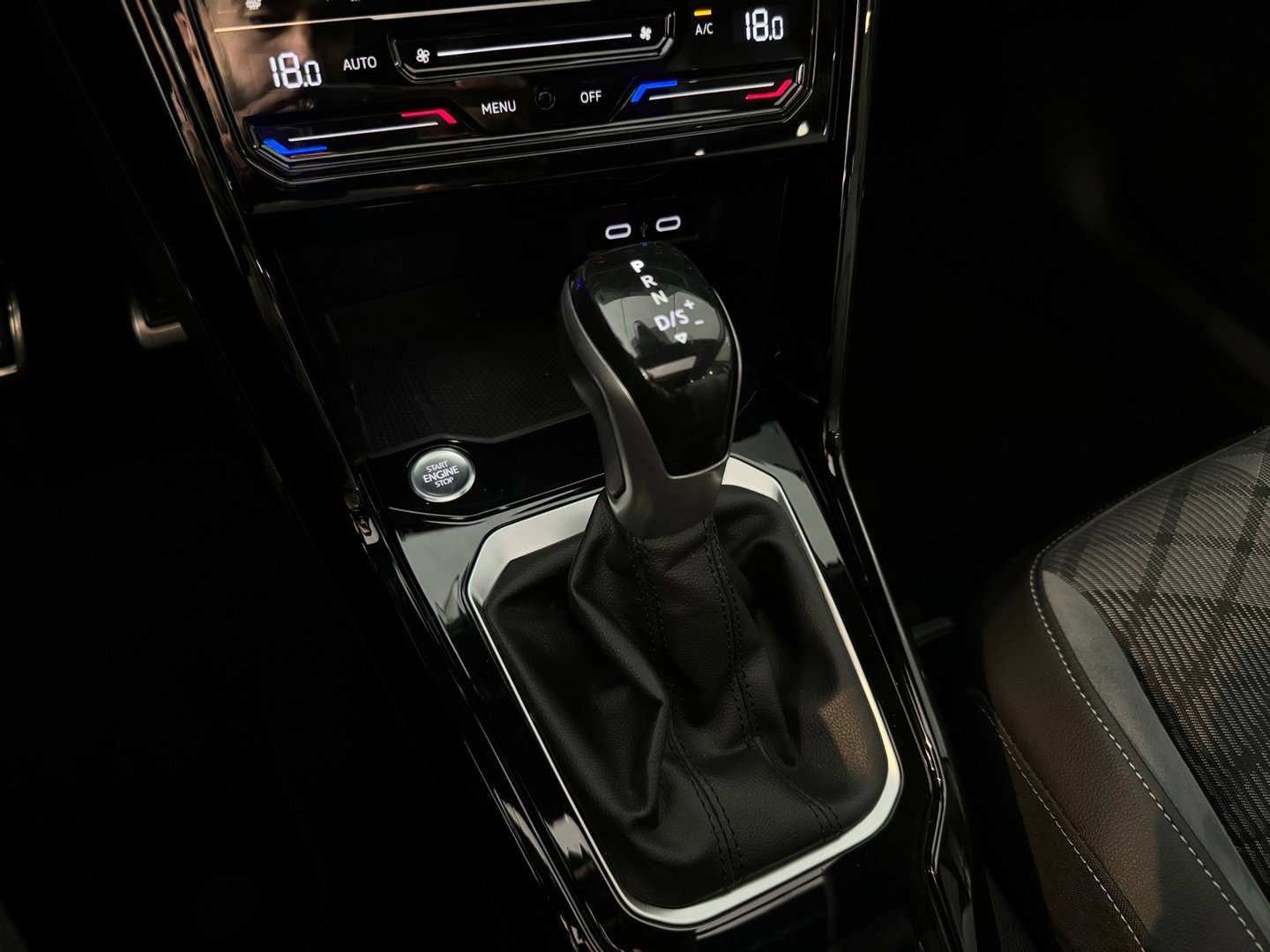 Volkswagen T-Roc 1.5 TSI R-Line Pano|Keyless|IQ|Sfeer|Camera