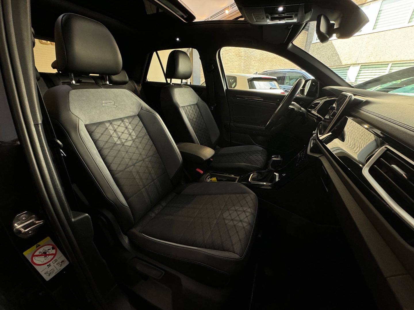 Volkswagen T-Roc 1.5 TSI R-Line Pano|Keyless|IQ|Sfeer|Camera