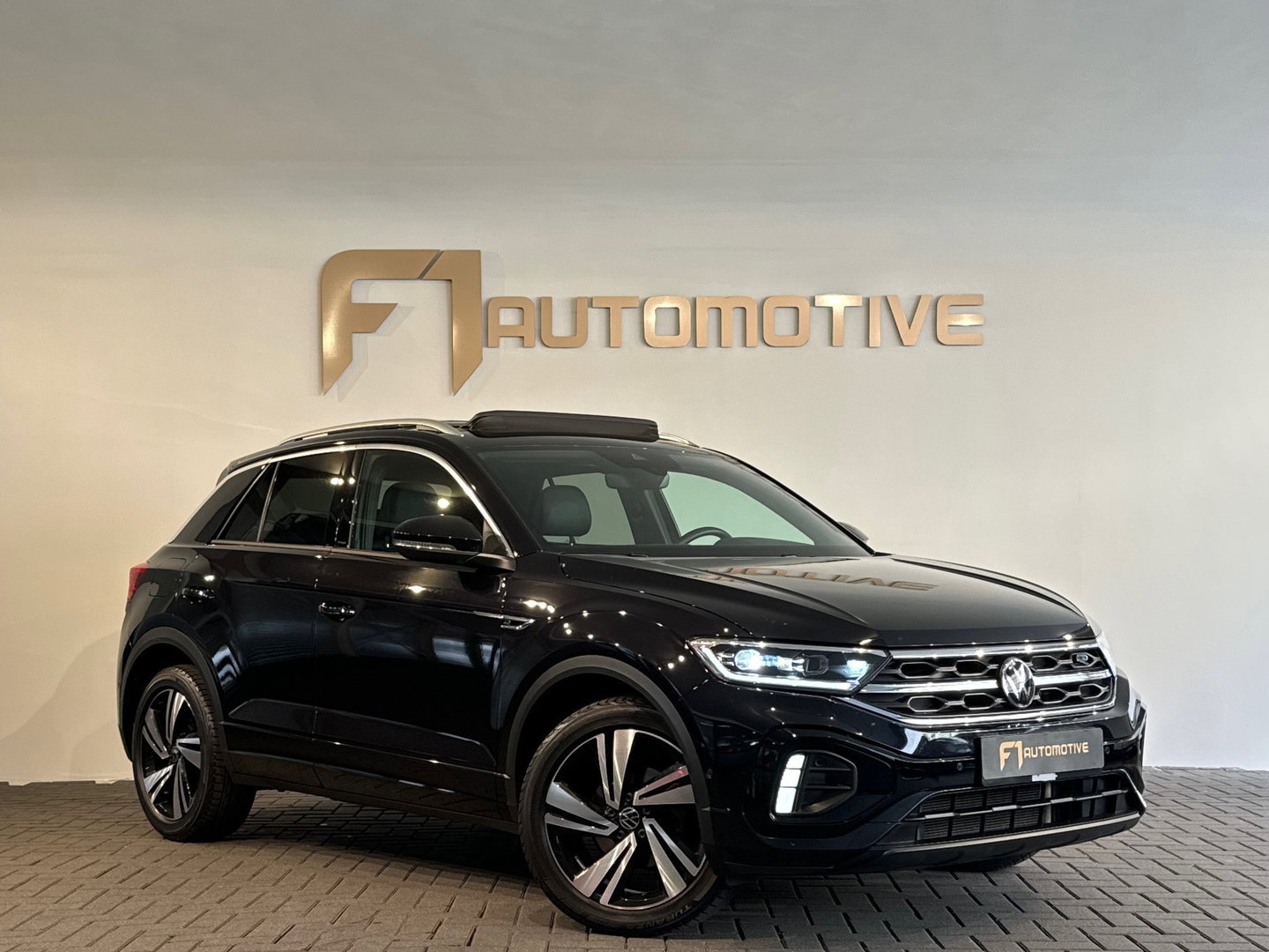 Volkswagen T-Roc 1.5 TSI R-Line Pano|Keyless|IQ|Sfeer|Camera