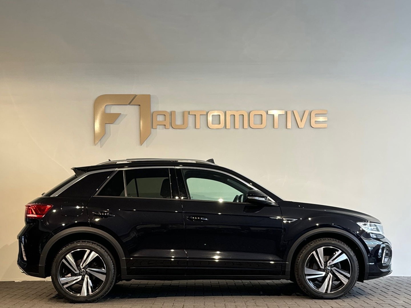 Volkswagen T-Roc 1.5 TSI R-Line Pano|Keyless|IQ|Sfeer|Camera