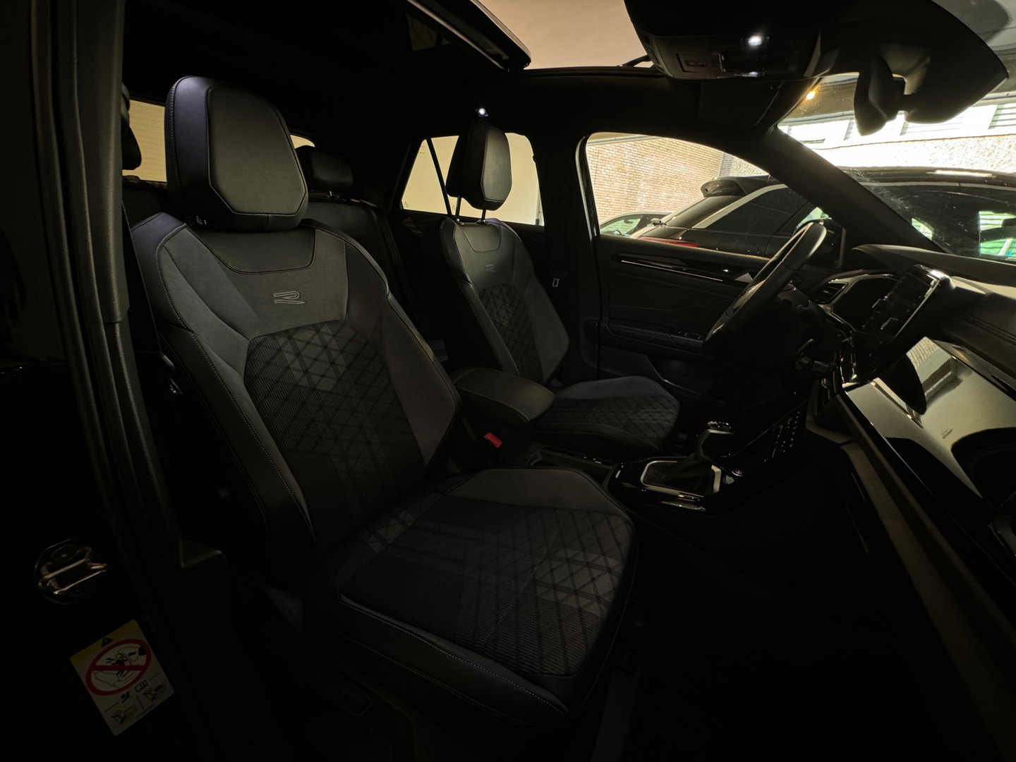 Volkswagen T-Roc 1.5 TSI R-Line Pano|Beats|IQ|Keyless|Camera