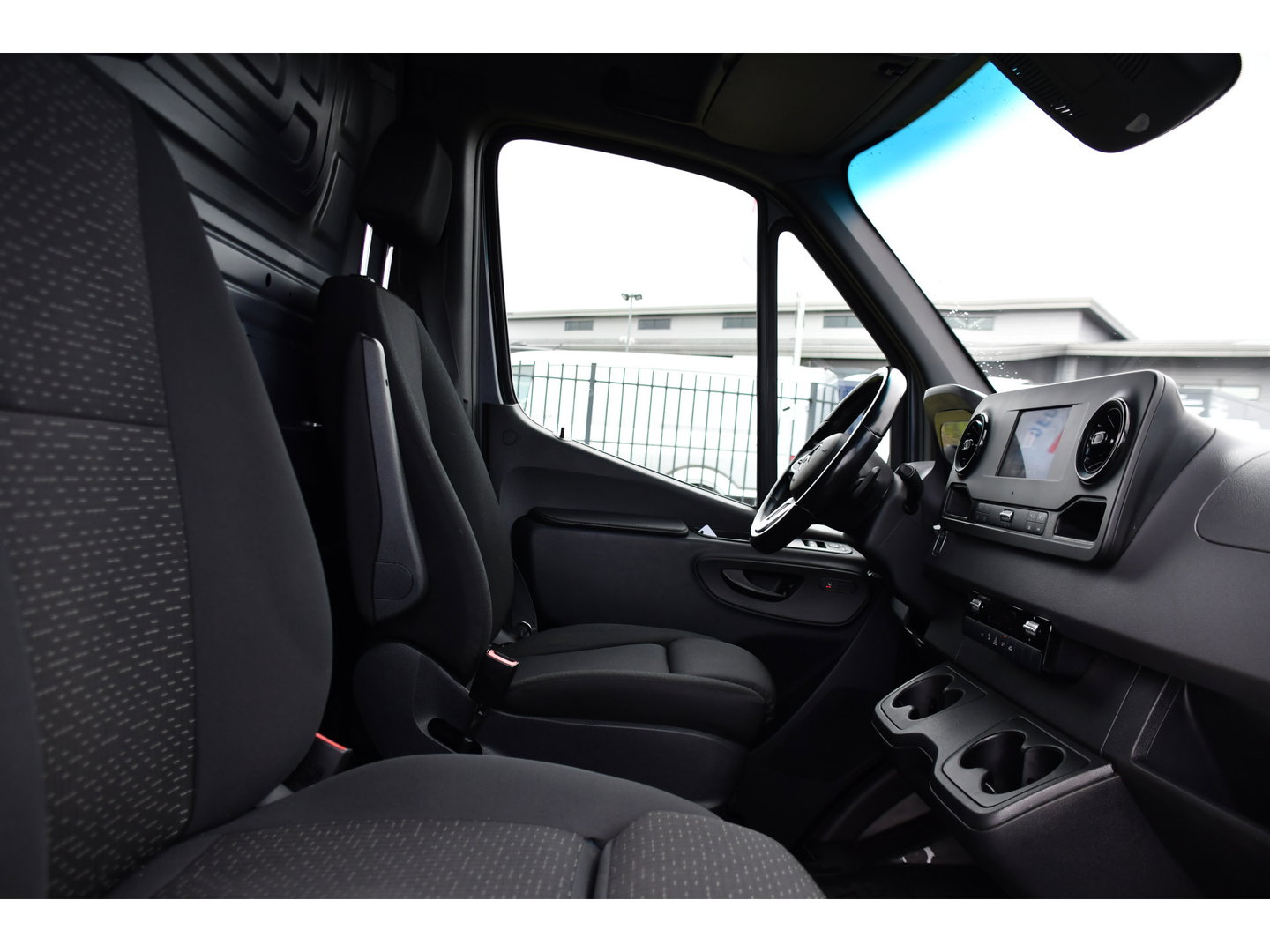 Mercedes-Benz Sprinter 319 V6 3.0 CDI L2H2 PB Edition Cruise, 360 Camera, Carplay, LED, 3500kg Trekhaak, LED, NAVI, Virtual, Uniek!