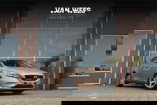 Volvo V40 - 1.6 T3 Momentum | 2e eigenaar | Sportstuur | Stoelverwarming | Climate control | Navigatie | Cruise control | PDC | Mistlampen | Origineel