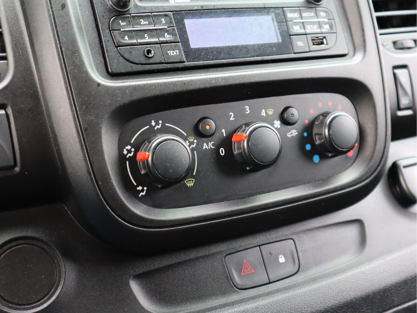 Renault Trafic 1.6 dCi 90pk L1 - Trekhaak - Airco - 3 Zits