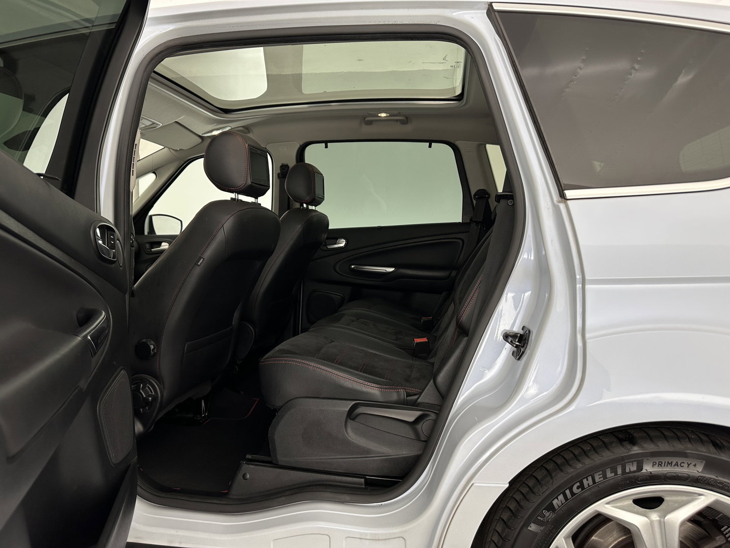 Ford S-Max 2.0 EcoBoost S-Edition Aut. *PANO | LEATHER-ALCANTARA | XENON | SPORTSEATS | NAVI-FULLMAP | PRIVACY-GLASS | ECC | CARBON-INLAY | ENTERTAINMENTSYSTEM | PDC | CRUISE | TOWBAR | 18''ALU*