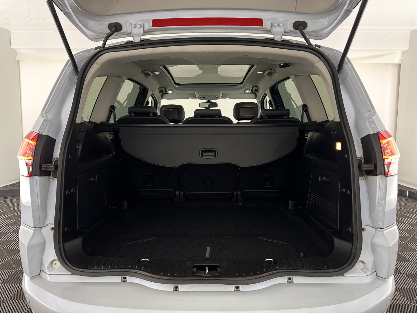 Ford S-Max 2.0 EcoBoost S-Edition Aut. *PANO | LEATHER-ALCANTARA | XENON | SPORTSEATS | NAVI-FULLMAP | PRIVACY-GLASS | ECC | CARBON-INLAY | ENTERTAINMENTSYSTEM | PDC | CRUISE | TOWBAR | 18''ALU*